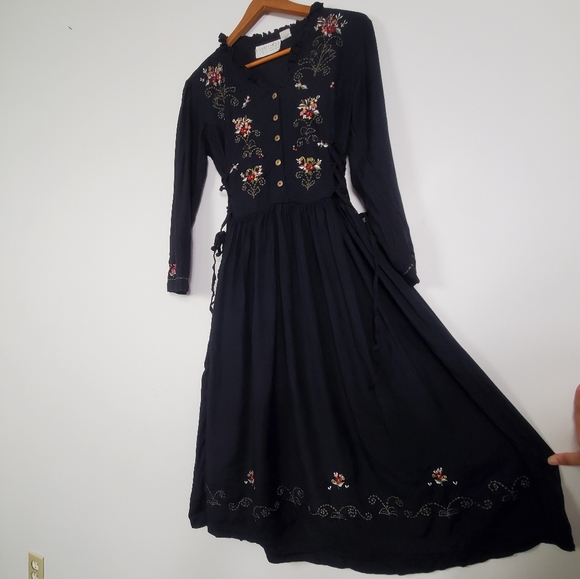 VINTAGE Embroidered Dark Cottagecore Midi Dress - Picture 2 of 9